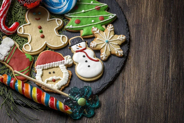Biscuits de Noël sur table en bois — Photo