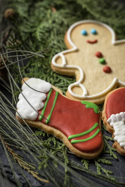 Biscoitos de Natal na mesa de madeira — Fotografia de Stock