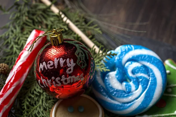 Biscuits de Noël sur table en bois — Photo