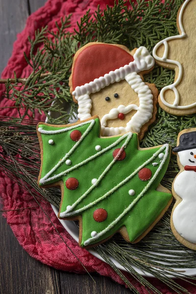 Biscoitos de Natal na mesa de madeira — Fotografia de Stock
