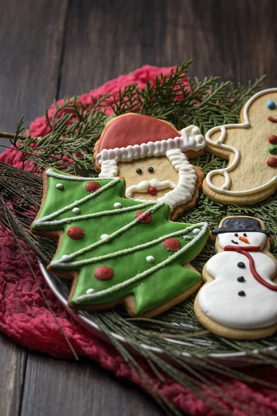 Biscoitos de Natal na mesa de madeira — Fotografia de Stock