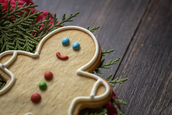 Biscuits de Noël sur table en bois — Photo