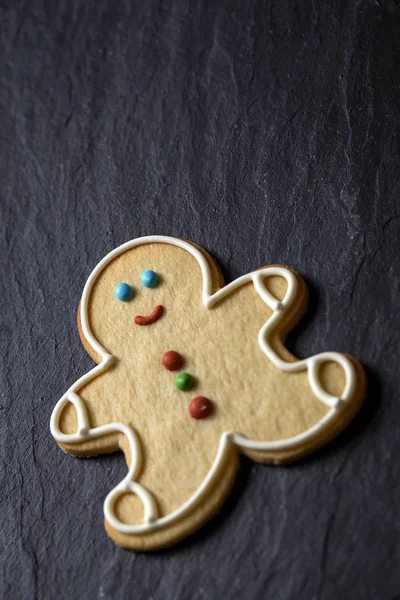 Biscoitos de Natal na mesa de madeira — Fotografia de Stock