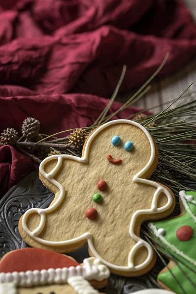 Biscoitos de Natal na mesa de madeira — Fotografia de Stock