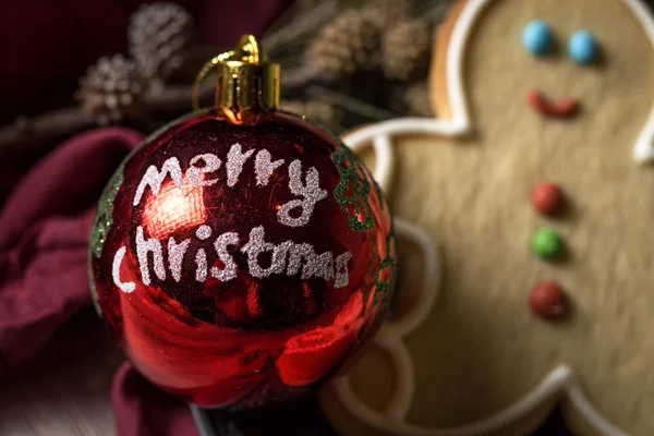 Kerstkoekjes op houten tafel — Stockfoto