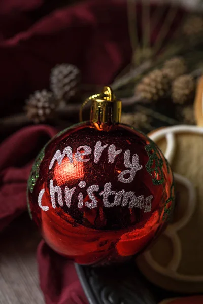 Kerstmis achtergrond met versieringen en geschenkdozen op houten b — Stockfoto