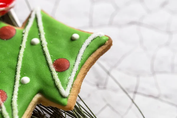 Biscoitos de Natal na mesa de madeira — Fotografia de Stock