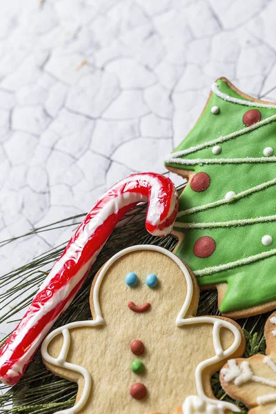 Biscoitos de Natal na mesa de madeira — Fotografia de Stock