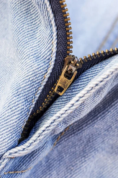 Détails du jeans bleu en fermeture éclair, poches — Photo