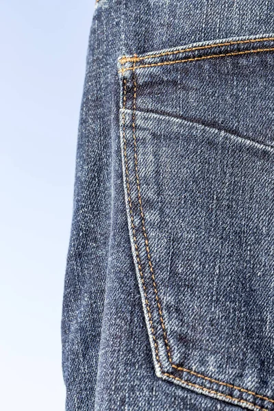 拉链、口袋里蓝色牛仔裤的细节 — 图库照片