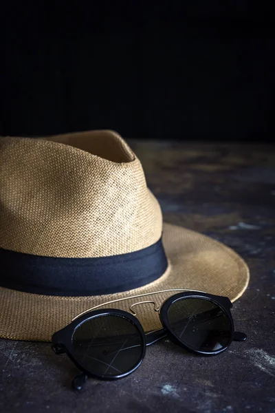 Соломенная шляпа в солнечных очках — стоковое фото