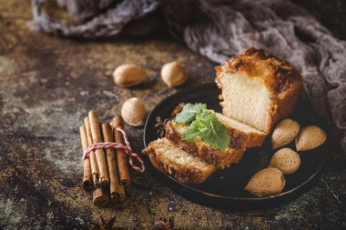 Ev yapımı kek tarçın ve badem