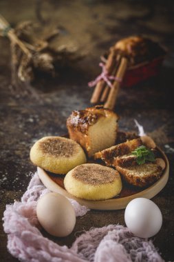 Ev yapımı kek tarçın ve badem