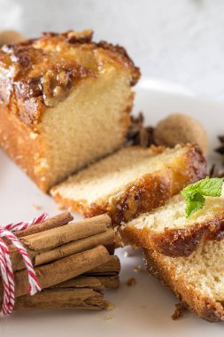 Ev yapımı kek tarçın ve badem