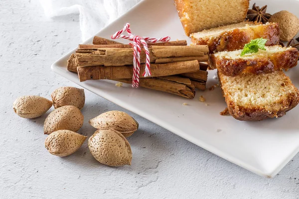 Gâteau à la cannelle fait maison et amandes — Photo