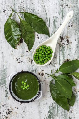 Bezelye ve fasulyeli yeşil sebze kremalı çorba.