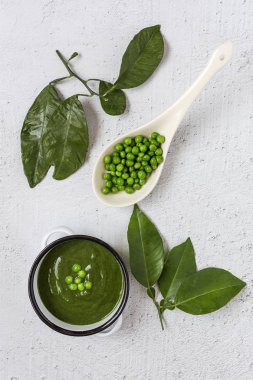 Bezelye ve fasulyeli yeşil sebze kremalı çorba.