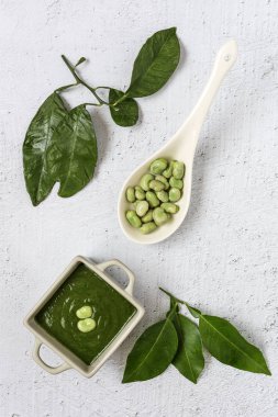 Bezelye ve fasulyeli yeşil sebze kremalı çorba.