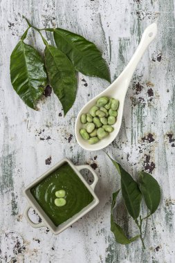 Bezelye ve fasulyeli yeşil sebze kremalı çorba.