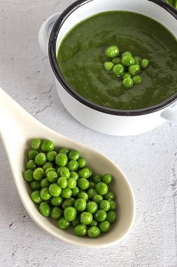 Bezelye ve fasulyeli yeşil sebze kremalı çorba.