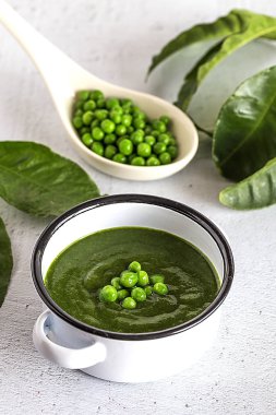 Bezelye ve fasulyeli yeşil sebze kremalı çorba.