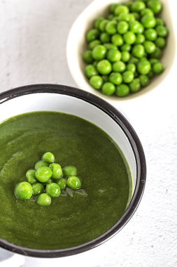 Bezelye ve fasulyeli yeşil sebze kremalı çorba.