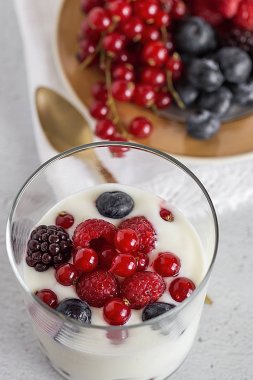 Çilek, kızılcık ve ahududu ile yoğurt