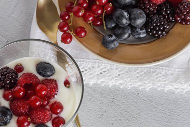 Çilek, kızılcık ve ahududu ile yoğurt