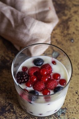 Çilek, kızılcık ve ahududu ile yoğurt