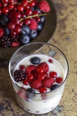 Çilek, kızılcık ve ahududu ile yoğurt