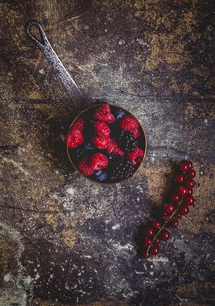 유기농 라스베리, 블루베리와 붉은 열매 — 스톡 사진