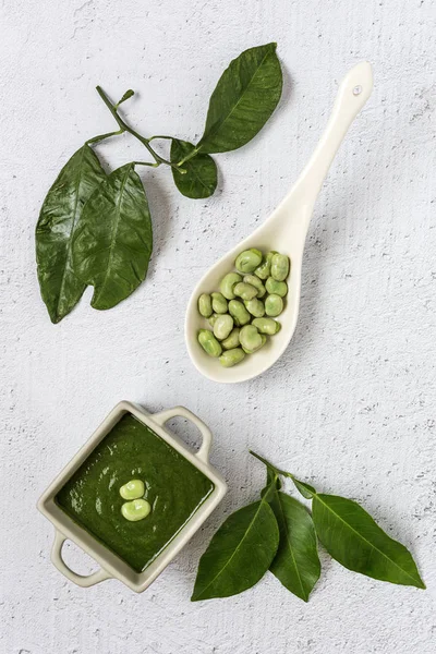 Bezelye ve fasulyeli yeşil sebze kremalı çorba.