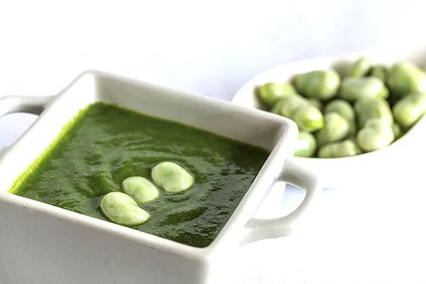 Minestra di crema vegetale verde con piselli e fagioli — Foto Stock