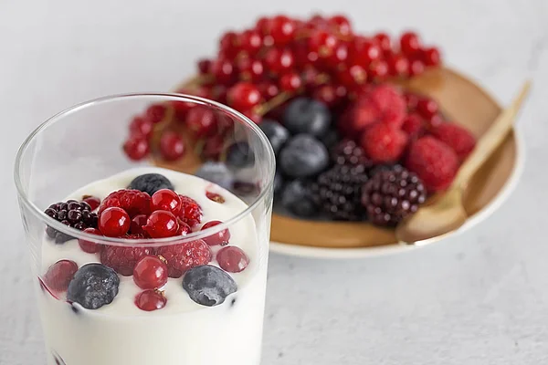 Yogur con bayas, arándanos y frambuesas —  Fotos de Stock