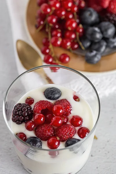 Çilek, kızılcık ve ahududu ile yoğurt