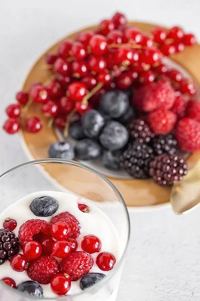 Yogur con bayas, arándanos y frambuesas —  Fotos de Stock