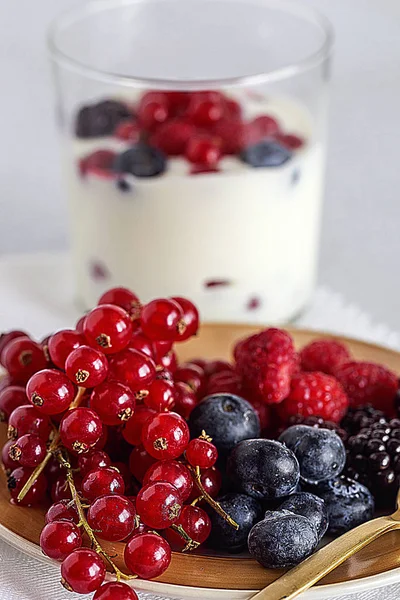 Joghurt mit Beeren, Preiselbeeren und Himbeeren — Stockfoto