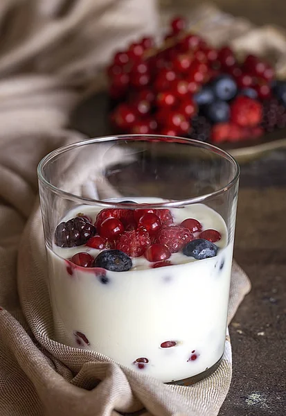 Yoghurt med bär, tranbär och hallon — Stockfoto