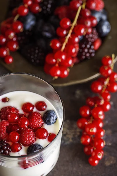 Jogurt s ovocem, brusinkami a malinami — Stock fotografie