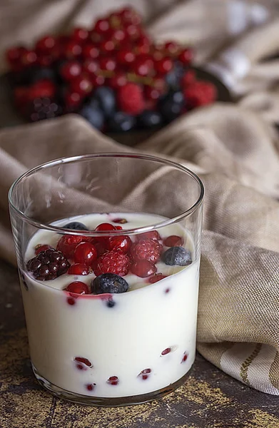 Jogurt s ovocem, brusinkami a malinami — Stock fotografie