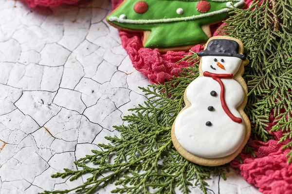 Biscuits de Noël sur table en bois — Photo