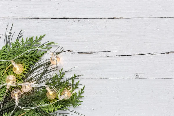 Fondo de Navidad con decoraciones y cajas de regalo en madera b — Foto de Stock