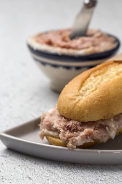 Farklı pates ile kızarmış ekmek.