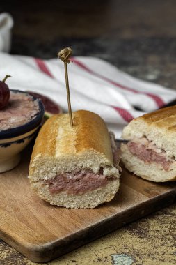 Farklı pates ile kızarmış ekmek.