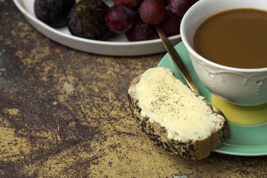 Farklı pates ile kızarmış ekmek.