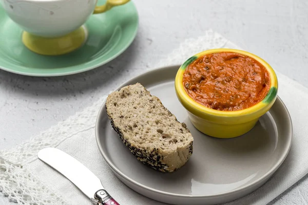 Pan tostado con diferentes patés . — Foto de Stock