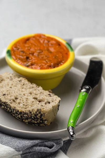 Pan tostado con diferentes patés . — Foto de Stock