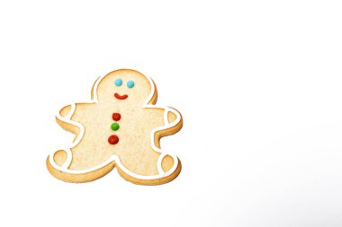 Ahşap masa üzerinde Noel kurabiyeleri. İzole