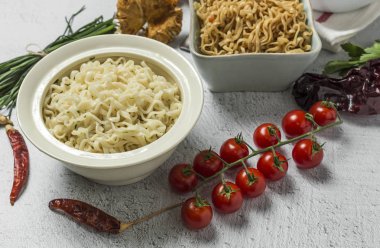 Sebzeli erişte. Tipik oryantal gıda