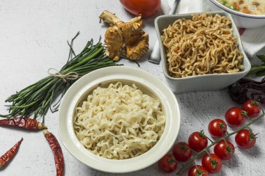 Sebzeli erişte. Tipik oryantal gıda